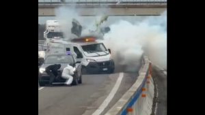 Κινηματογραφική ληστεία στην Ιταλία: Μασκοφόροι ανατίναξαν θωρακισμένο όχημα σε αυτοκινητόδρομο (βίντεο)