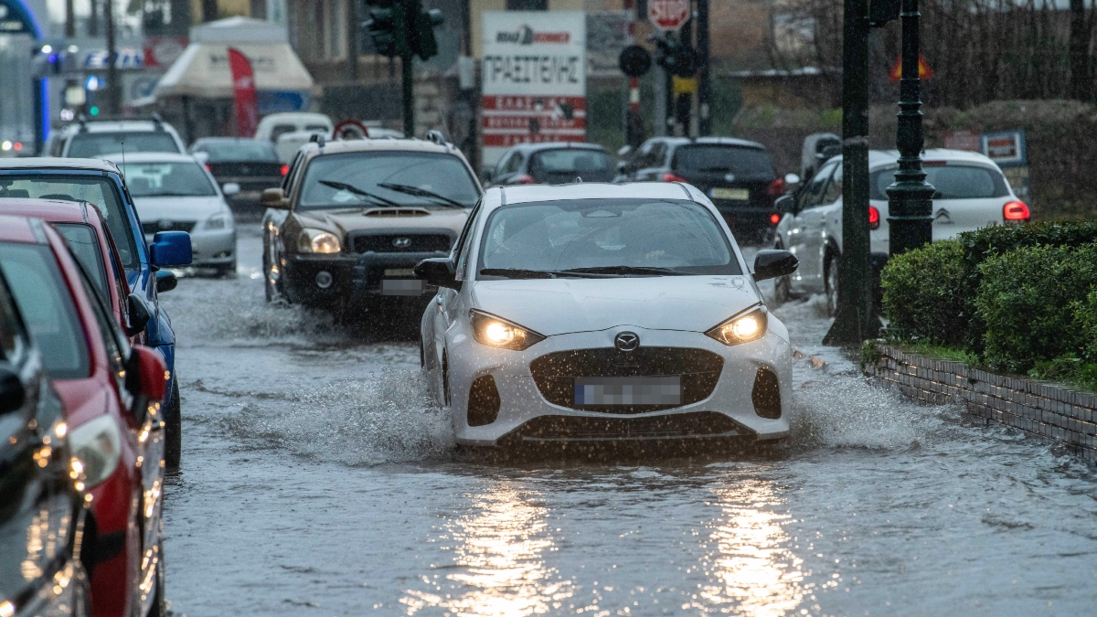 Καιρός: Τσικνοπέμπτη με βροχές και καταιγίδες – Πού θα είναι πιο έντονα τα φαινόμενα
