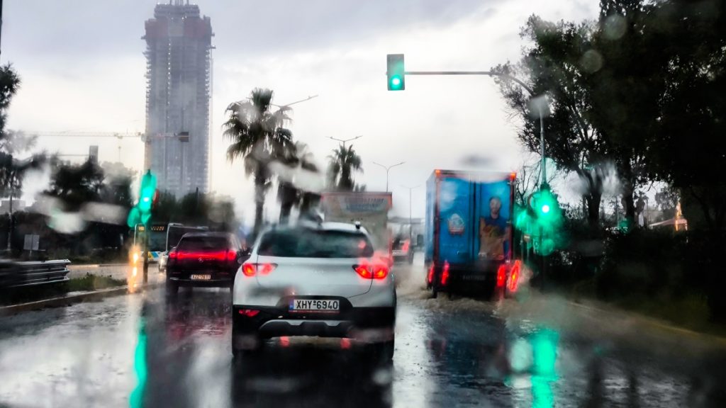 Πού οφείλονται οι έντονες βροχοπτώσεις τις τελευταίες εβδομάδες – Η ανάλυση του meteo (χάρτες)