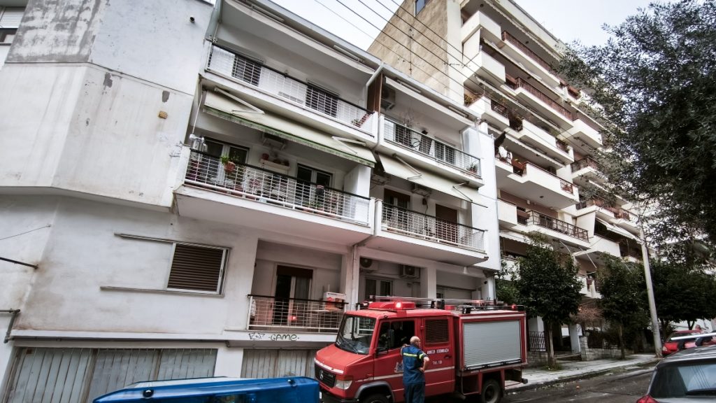 Θεσσαλονίκη: Έκρηξη σε σπίτι στην Καλαμαριά – Στις φλόγες διαμέρισμα (Βίντεο)