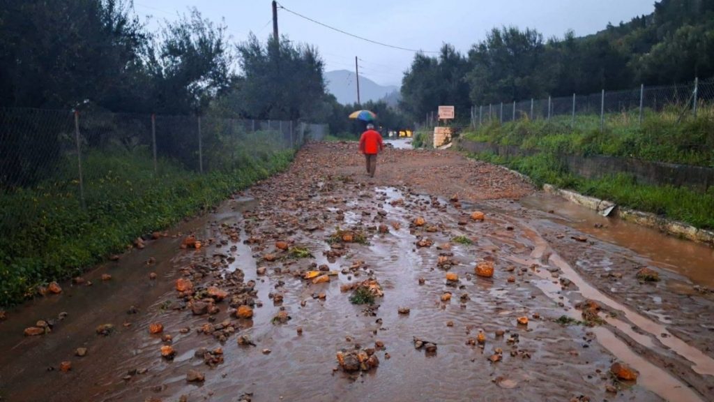 Η κακοκαιρία σάρωσε την Καλαμάτα: Πλημμυρισμένοι δρόμοι και κατολισθήσεις – Σχηματίστηκε καταρράκτης στο Πήδημα (Εικόνες)