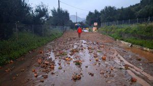 Η κακοκαιρία σάρωσε την Καλαμάτα: Πλημμυρισμένοι δρόμοι και κατολισθήσεις – Σχηματίστηκε καταρράκτης στο Πήδημα (Εικόνες)