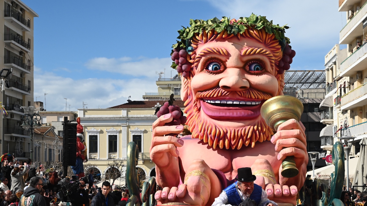 Πατρινό καρναβάλι: Live η μεγάλη παρέλαση – Πλημμύρισαν οι δρόμοι από τους καρναβαλιστές (φωτογραφίες)