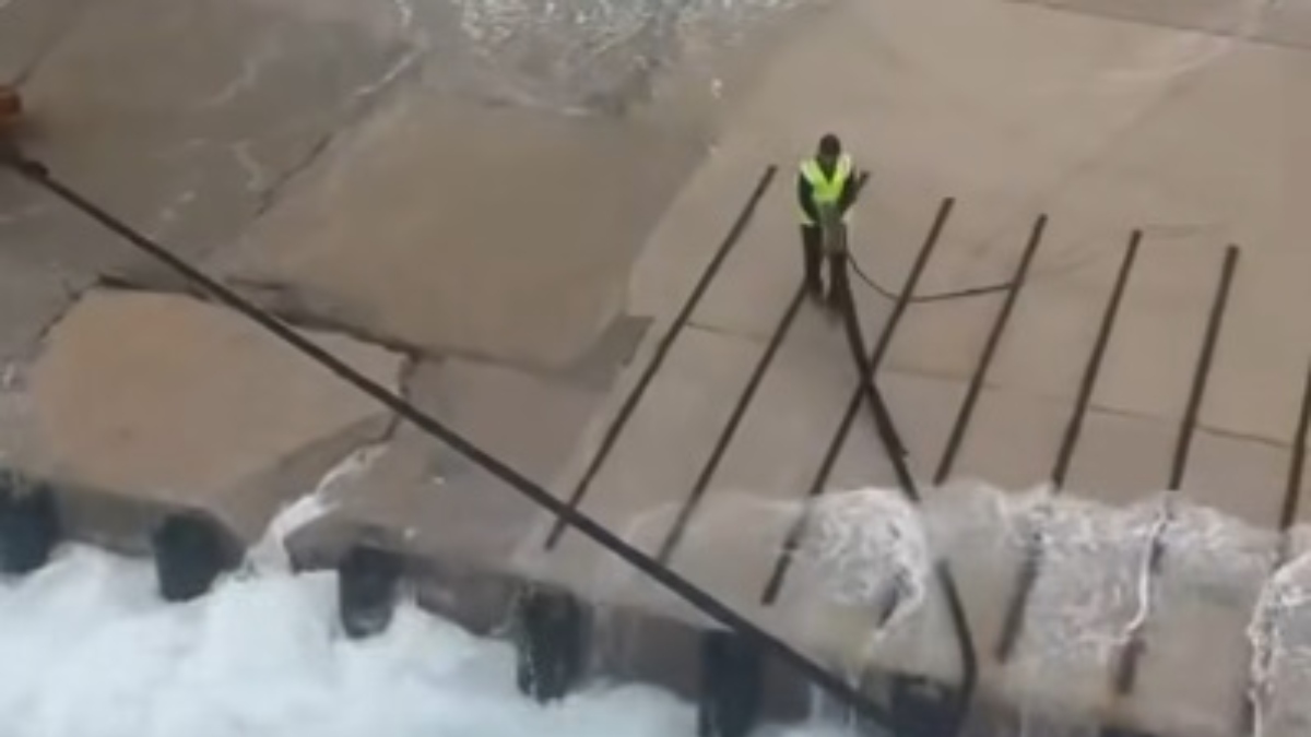 Πλοίο “παλεύει” με τα κύματα για να δέσει στο Διαφάνι Καρπάθου – Εντυπωσιακά πλάνα από την προσπάθεια πρόσδεσης (βίντεο)