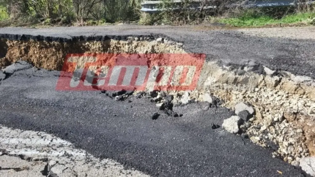 Καθίζηση 3 μέτρων στην Πατρών – Τριπόλεως: Αποκλείστηκαν χωριά, κάτοικοι μεταφέρουν τρόφιμα με τα πόδια (φωτογραφίες)