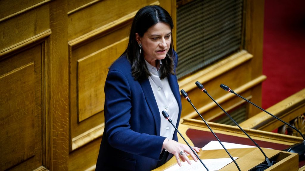 Βουλή: Με 158 «ναι» πέρασε το νομοσχέδιο για τις συλλογικές συμβάσεις – Για «ιστορική συμφωνία» κάνει λόγο η Νίκη Κεραμέως