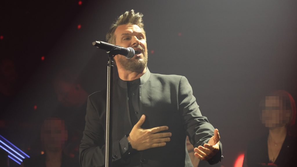 Κιάμος και Πάολα τίμησαν τα θύματα σε Τρίκαλα και Ρουμανία στο νυχτερινό κέντρο που τραγουδούσαν (βίντεο)