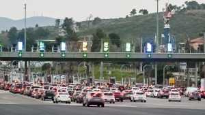 Σε εξέλιξη η έξοδος των εκδρομέων της Καθαράς Δευτέρας: Πάνω από 80.000 οχήματα, γεμάτα τα πλοία στα λιμάνια