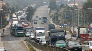 Απίστευτο περιστατικό στη λεωφόρο Σχιστού: Οδηγός πήγαινε για 1,5 χλμ. με όπισθεν στη ΛΕΑ για… να γλυτώσει την κίνηση