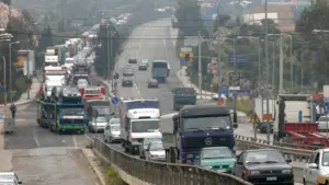 Κίνηση: Στο “κόκκινο” η Λεωφόρος Αθηνών λόγω εκτροπής φορτηγού
