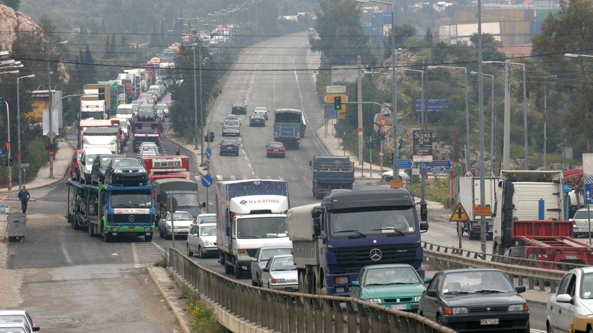 Απίστευτο περιστατικό στη λεωφόρο Σχιστού: Οδηγός πήγαινε για 1,5 χλμ. με όπισθεν στη ΛΕΑ για… να γλυτώσει την κίνηση