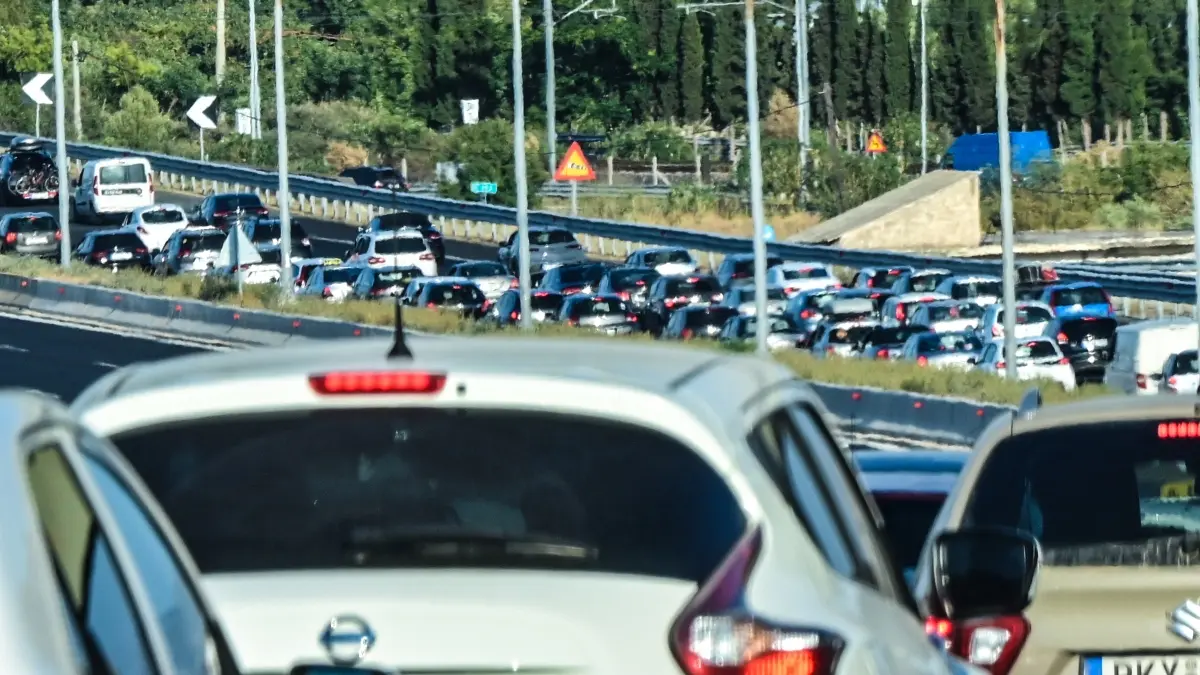 Ουρές χιλιομέτρων στη λεωφόρο Αθηνών μετά από καραμπόλα πέντε οχημάτων – Ένας τραυματίας