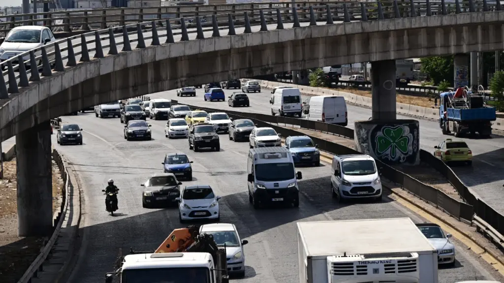Ουρές χιλιομέτρων στον Κηφισό λόγω ακινητοποιημένου φορτηγού