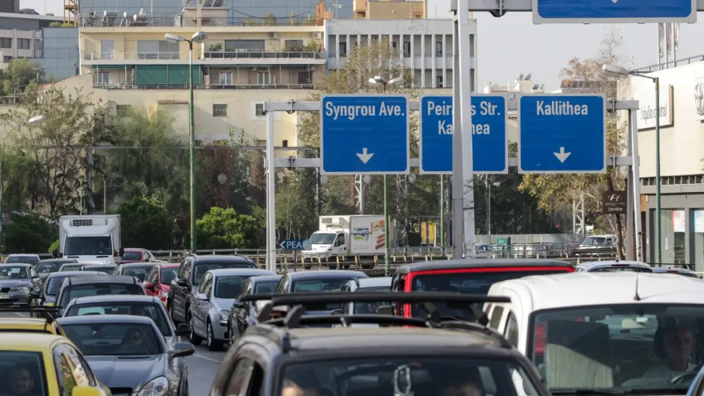 Κίνηση: Στο “κόκκινο” Κηφισός και κέντρο Αθήνας – Προβλήματα και στο λιμάνι του Πειραιά