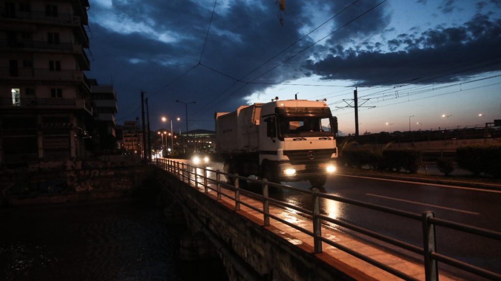 Λεωφόρος Ποσειδώνος: Κυκλοφοριακό κομφούζιο μετά από σύγκρουση οχημάτων