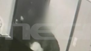 Βίντεο που σοκάρει από την απόπειρα βιασμού εις βάρος 25χρονης – “Άτομο υπεράνω υποψίας” λέει η μητέρα της για τον 64χρονο