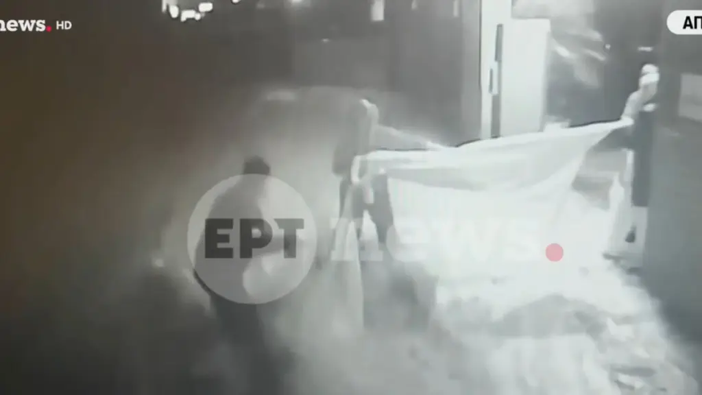 Κορωπί: Δραματική διάσωση ζευγαριού ηλικιωμένων με σχοινί από σεντόνι – Δείτε το βίντεο