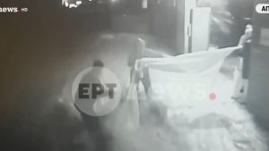 Κορωπί: Δραματική διάσωση ηλικιωμένων ζευγαριού με σχοινί από σεντόνι – Δείτε το βίντεο