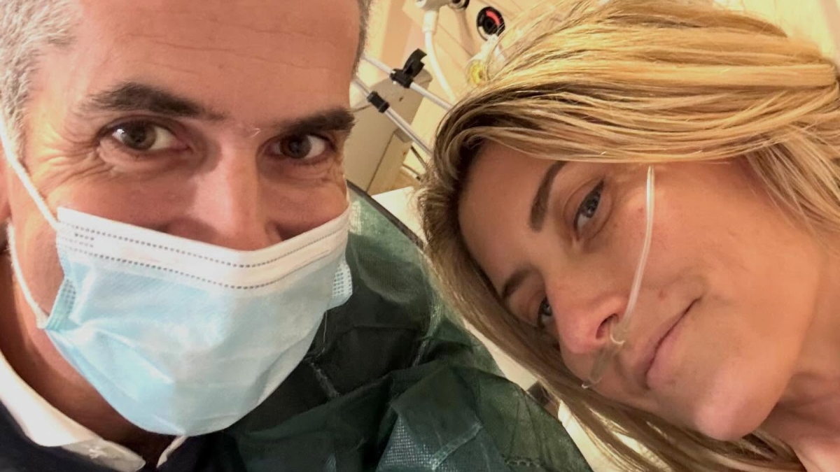 Σία Κοσιώνη: Πήρε εξιτήριο από το νοσοκομείο – Η φωτογραφία με τον Κώστα Μπακογιάννη (pic)