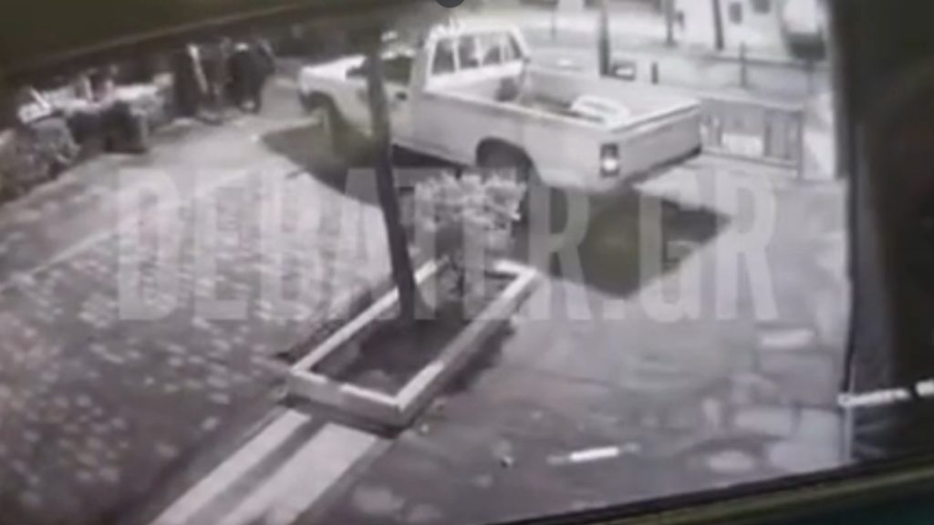 Αίγιο: Θρασύτατοι διαρρήκτες χρησιμοποίησαν αγροτικό ως πολιορκητικό κριό και μπούκαραν σε κοσμηματοπωλείο – Βίντεο Ντοκουμέντο