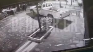 Αίγιο: Θρασύτατοι διαρρήκτες χρησιμοποίησαν αγροτικό ως πολιορκητικό κριό και μπούκαραν σε κοσμηματοπωλείο – Βίντεο Ντοκουμέντο