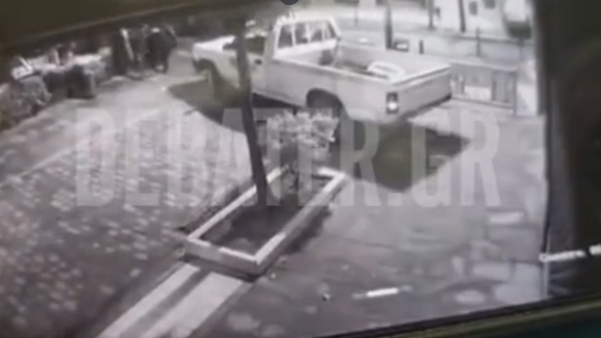 Αίγιο: Θρασύτατοι διαρρήκτες χρησιμοποίησαν αγροτικό ως πολιορκητικό κριό και μπούκαραν σε κοσμηματοπωλείο – Βίντεο Ντοκουμέντο