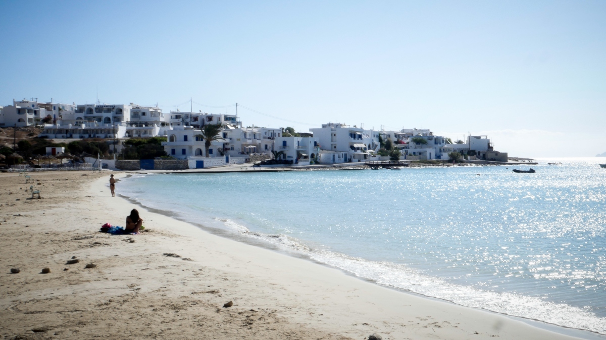 Χωρίς καντίνες και ξαπλώστρες παραλίες στα  Κουφονήσια μετά από παρέμβαση Πιερρακάκη