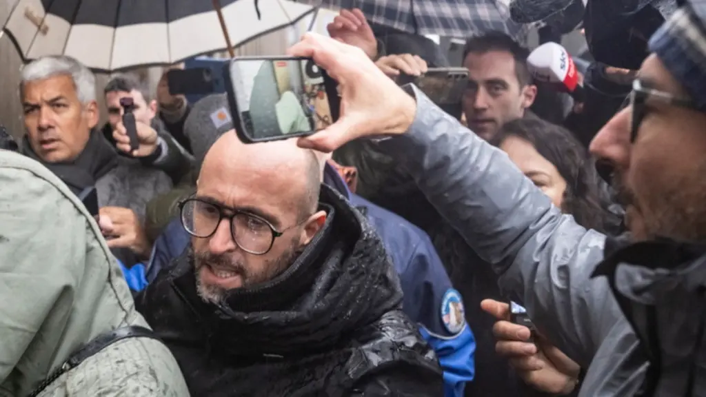 Κραν Μοντανά: Επίθεση από συγγενείς θυμάτων κατά των ιδιοκτητών του μπαρ – “Σκοτώσατε 40 ανθρώπους” (βίντεο)