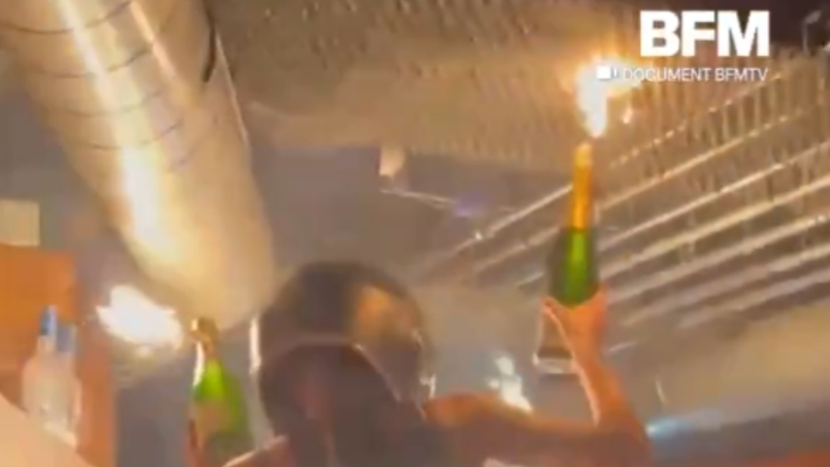 Κραν Μοντανά: Νέο σοκαριστικό βίντεο από την στιγμή που αρπάζει φωτιά η οροφή του κλαμπ με τους 41 νεκρούς