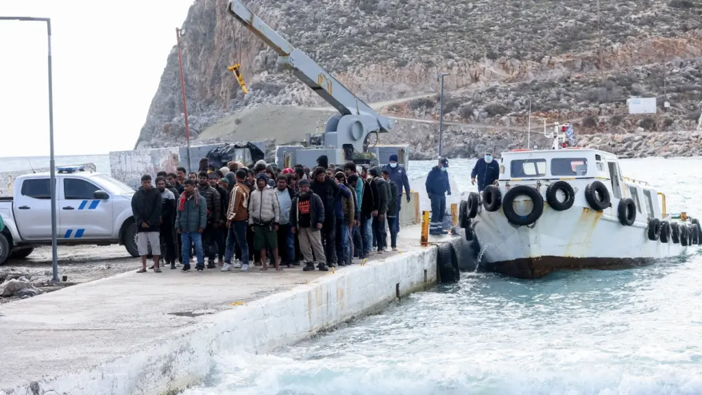 Τραγωδία στους Καλούς Λιμένες: Τέσσερις ανήλικοι ανάμεσα στους διασωθέντες – Πάνω από 20 οι αγνοούμενοι (εικόνες)