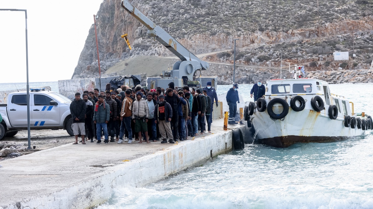 Τραγωδία στους Καλούς Λιμένες: Τέσσερις ανήλικοι ανάμεσα στους διασωθέντες – Πάνω από 20 οι αγνοούμενοι (εικόνες)