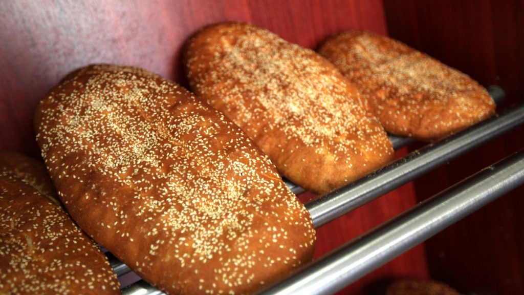 Πανεύκολη συνταγή για αφράτη και τραγανή λαγάνα με μόνο 4 υλικά – Πώς να την φτιάξετε