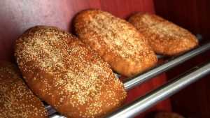 Πανεύκολη συνταγή για αφράτη και τραγανή λαγάνα με μόνο 4 υλικά – Πώς να την φτιάξετε