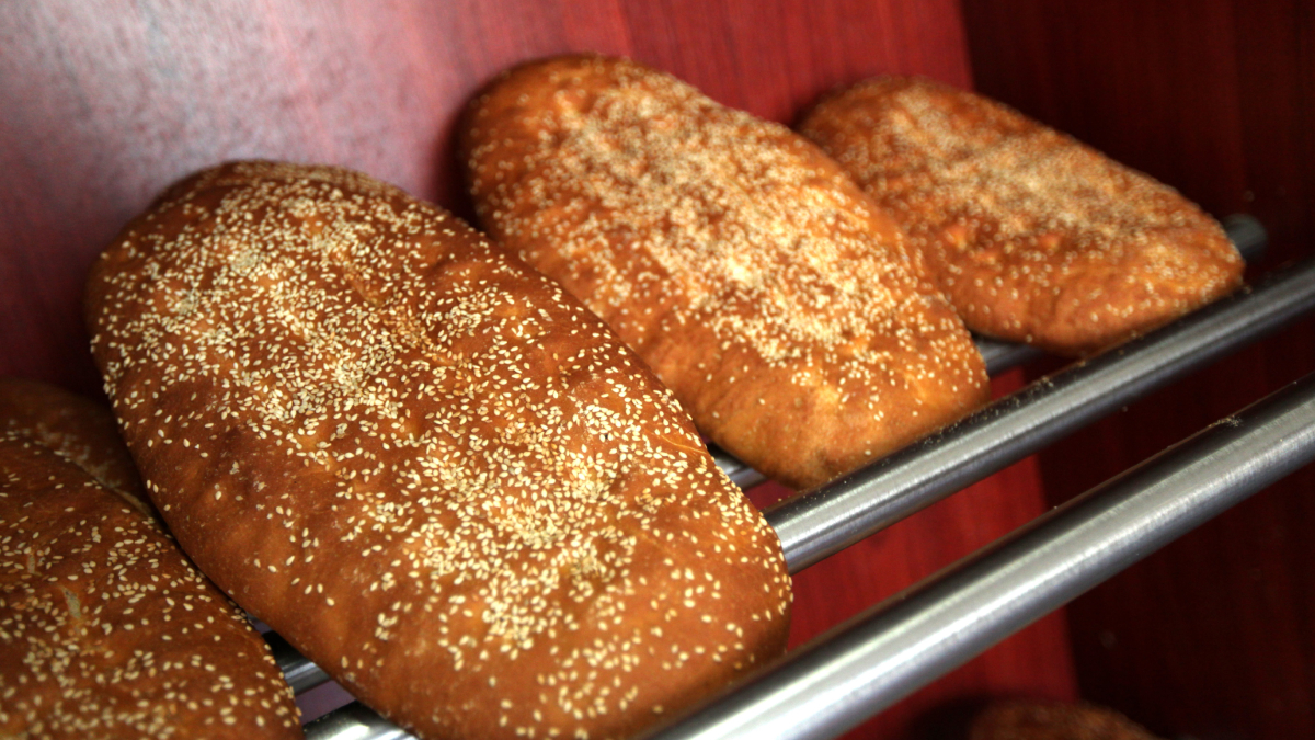 Πανεύκολη συνταγή για αφράτη και τραγανή λαγάνα με μόνο 4 υλικά – Πώς να την φτιάξετε