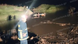 Τρόμος στη Λάρισα: Αυτοκίνητο με δυο επιβάτες έπεσε σε αυλάκι με νερό (Φωτογραφίες)