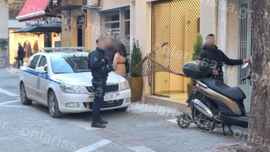Λάρισα: Κινηματογραφική διάρρηξη σε κοσμηματοπωλείο – Ξήλωσαν τα ρολά με αυτοκίνητο και άδειασαν τις προθήκες