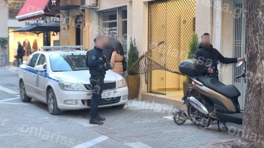 Λάρισα: Κινηματογραφική διάρρηξη σε κοσμηματοπωλείο – Ξήλωσαν τα ρολά με αυτοκίνητο και άδειασαν τις προθήκες