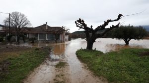 Η κακοκαιρία σάρωσε τον Αγιόκαμπο: «Έριξε περισσότερο νερό απ’ ότι στον Ντάνιελ» – Ξέσπασε σε κλάματα ιδιοκτήτης παντοπωλείου 