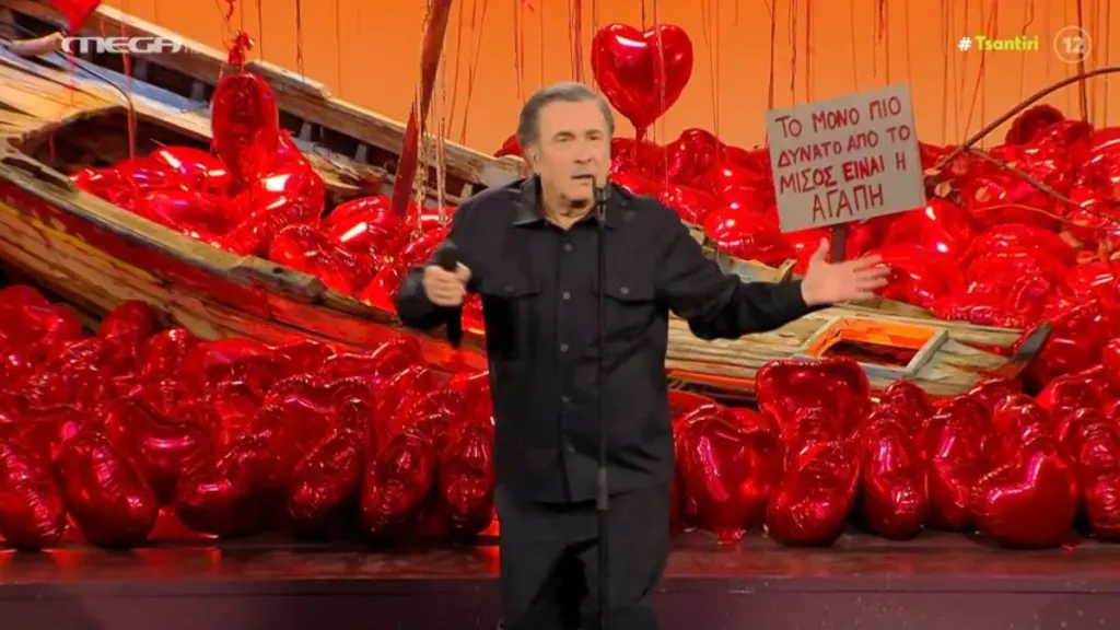 Επέστρεψε με αύρα Eurovision 2026 ο Λάκης Λαζόπουλος στο «Αλ Τσαντίρι Νιούζ» (Βίντεο)