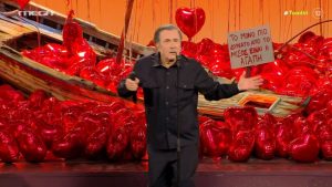 Επέστρεψε με αύρα Eurovision 2026 ο Λάκης Λαζόπουλος στο «Αλ Τσαντίρι Νιούζ» (Βίντεο)