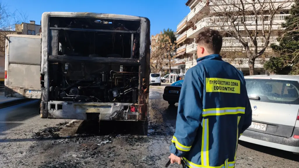 “Καρατομήθηκαν” οι επικεφαλής του ΟΣΕΘ μετά το μπαράζ περιστατικών με φωτιές σε λεωφορεία