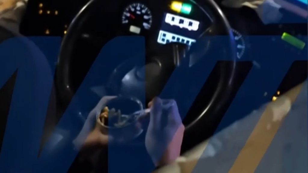 Αδιανόητο περιστατικό σε λεωφορείο: Οδηγός έτρωγε εν κινήσει και κρατούσε το τιμόνι με… τα γόνατα (βίντεο)