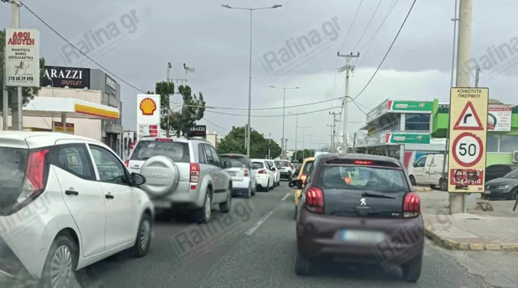 Σοβαρό τροχαίο στη Λεωφόρο Μαραθώνος – Κυκλοφοριακό χάος στο σημείο
