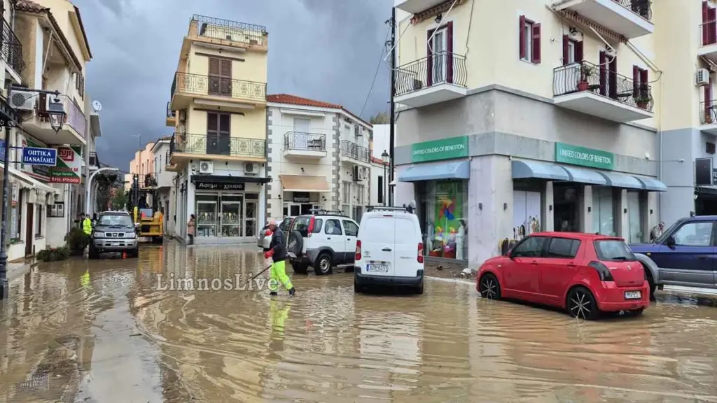 Στο “στόχαστρο” της κακοκαιρίας η Λήμνος – Πλημμύρισαν σπίτια και καταστήματα στη Μύρινα (φωτογραφίες)