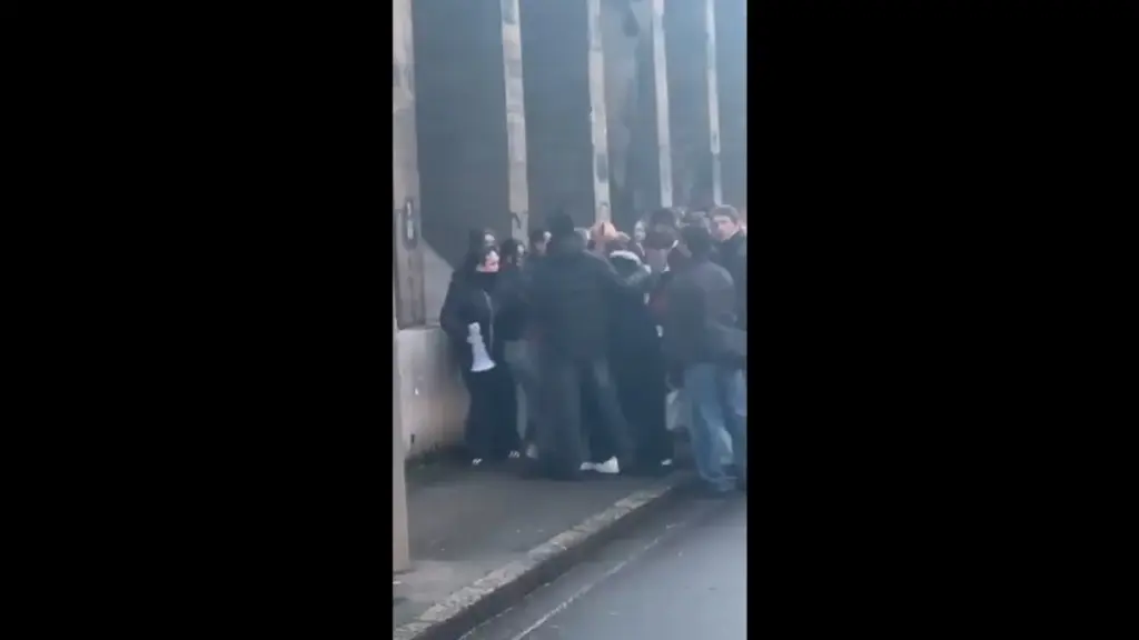 Λυών: Άγρια συμπλοκή αντιφασιστών και εθνικιστών – Εγκεφαλικά νεκρός 23χρονος (Βίντεο)