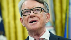 Σκάνδαλο Επστάιν – Βρετανία: Συνελήφθη ο πρώην πρεσβευτής στις ΗΠΑ, Πίτερ Μάντελσον