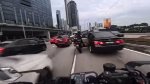 Μαλαισία: Τραυματίστηκε μοτοσικλετιστής όταν παιδί άνοιξε πόρτα αυτοκινήτου (Βίντεο)