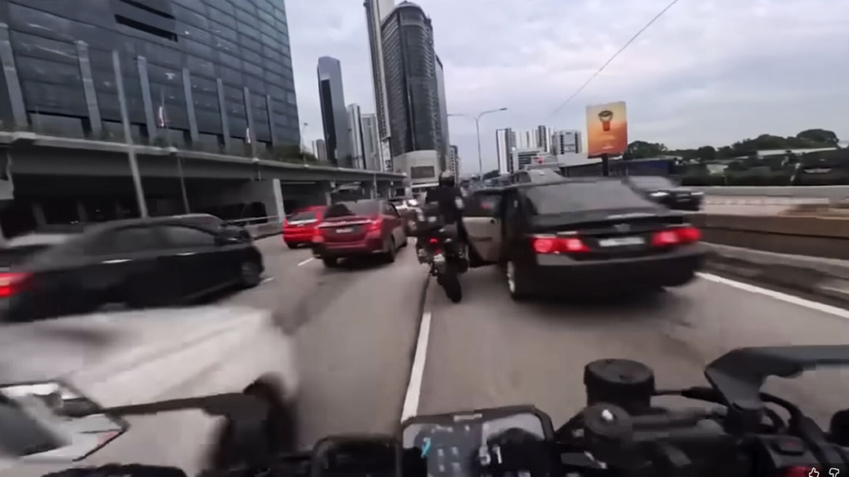 Μαλαισία: Τραυματίστηκε μοτοσικλετιστής όταν παιδί άνοιξε πόρτα αυτοκινήτου (Βίντεο)