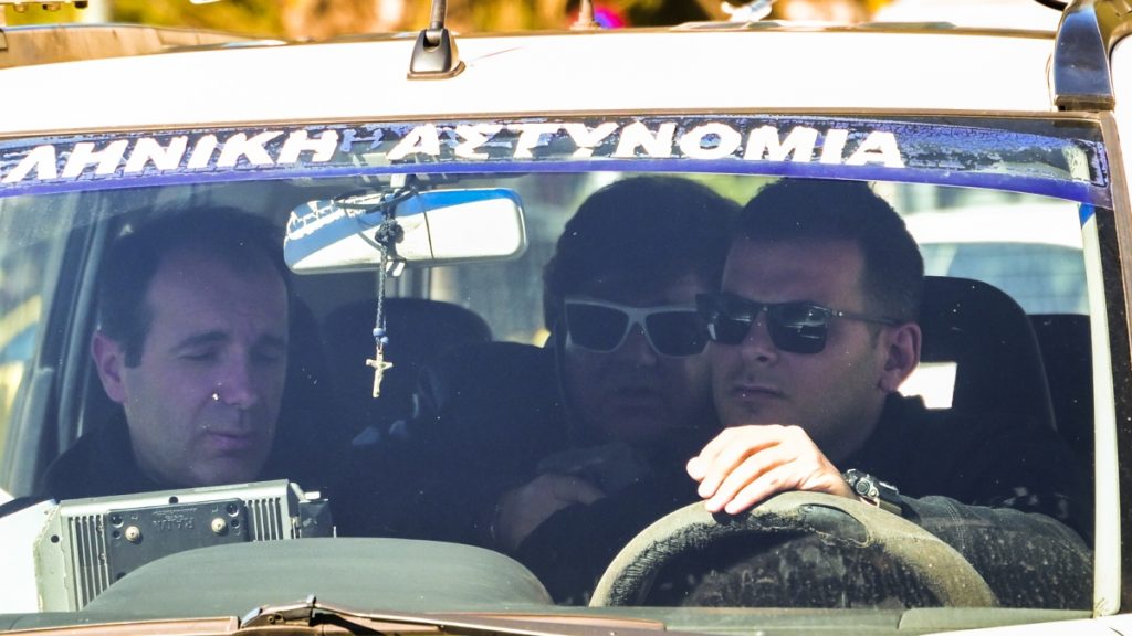 Κηφισιά: Υπό κράτηση μέχρι τη δίκη ο μάνατζερ μοντέλων που δεν σταμάτησε σε σήμα αστυνομικών – «Φοβήθηκα ότι ήταν κακοποιοί»