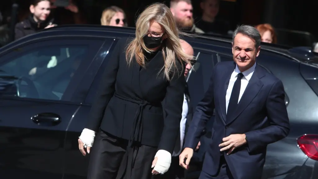 Μαρέβα Γκραμπόφσκι: Με επιδέσμους και μάσκα στην κηδεία της Ελένη Γλύκατζη-Αρβελέρ